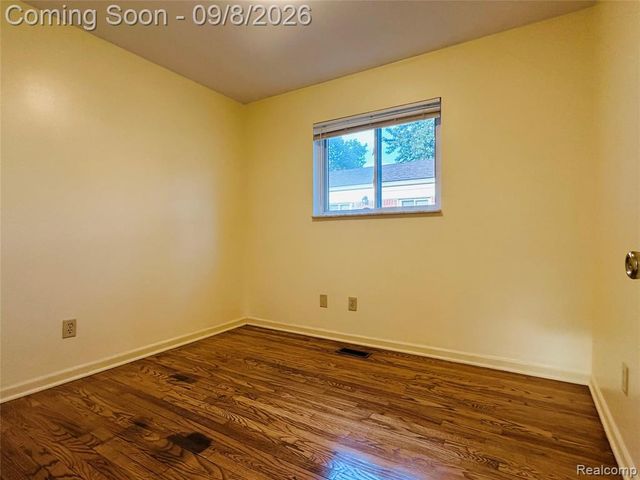 7532 Superior, Center Line, MI 48015
