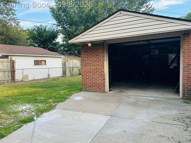 7532 Superior, Center Line, MI 48015