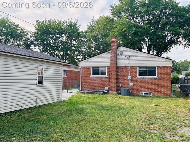 7532 Superior, Center Line, MI 48015