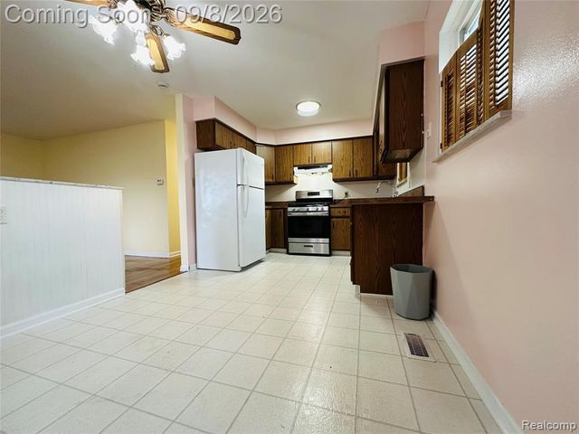 7532 Superior, Center Line, MI 48015