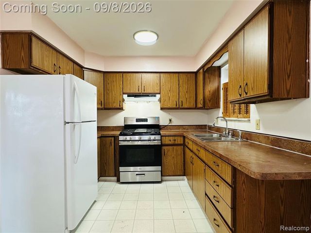 7532 Superior, Center Line, MI 48015