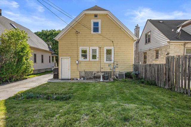 3018 N 74th STREET, Milwaukee, WI 53210