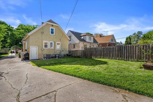 3018 N 74th STREET, Milwaukee, WI 53210