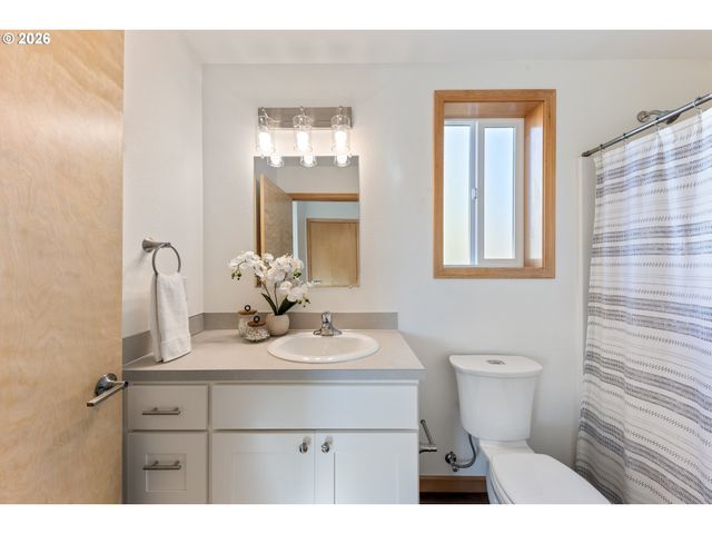 715 ST CHARLES St, Eugene, OR 97402