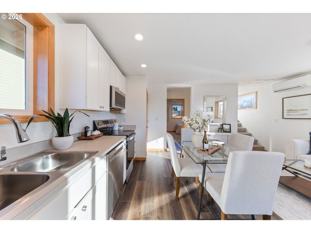 715 ST CHARLES St, Eugene, OR 97402