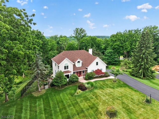 6 Chaucer Dr, Clinton Twp., NJ 08801