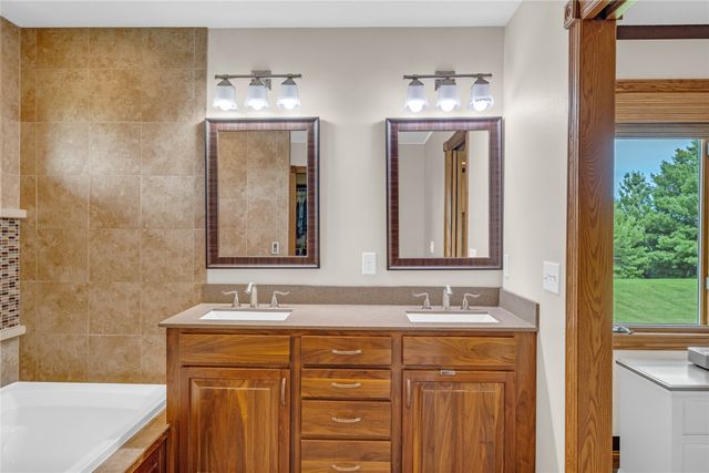 904 Pleasant Street SE, Bondurant, IA 50035