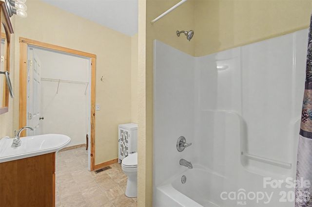 138 Hubbell Lane, Robbinsville, NC 28771