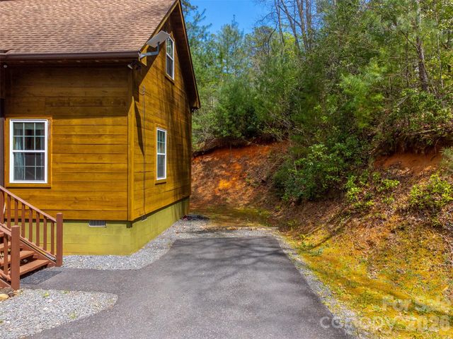 138 Hubbell Lane, Robbinsville, NC 28771