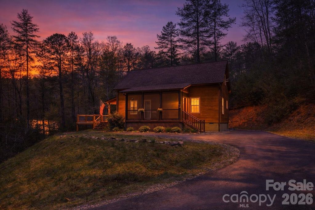 138 Hubbell Lane, Robbinsville, NC 28771