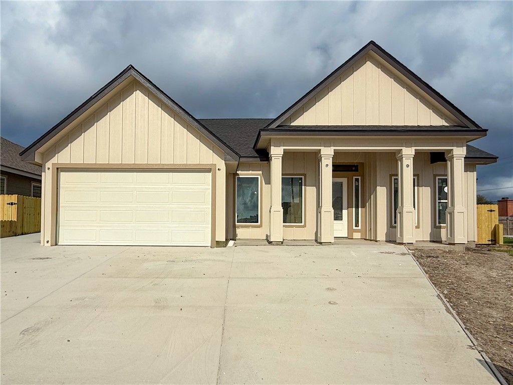 8101 Berenstain Dr, Corpus Christi, TX 78414