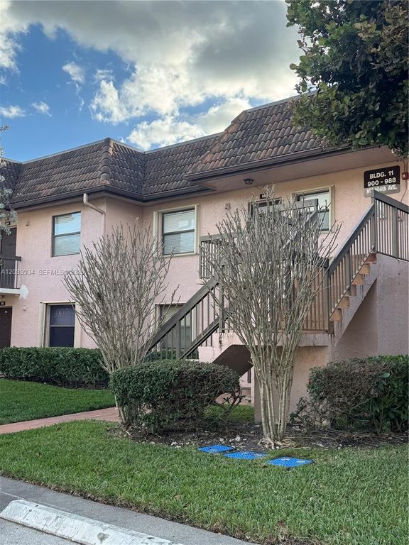 940 NW 104th Avenue 203, Pembroke Pines, FL 33026
