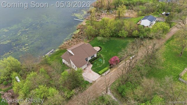11677 Old Hamburg Road, Hamburg Township, MI 48189