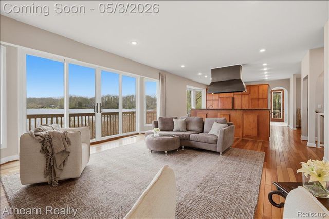 11677 Old Hamburg Road, Hamburg Township, MI 48189