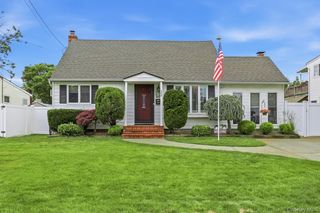 246 29th Street, Lindenhurst, NY 11757