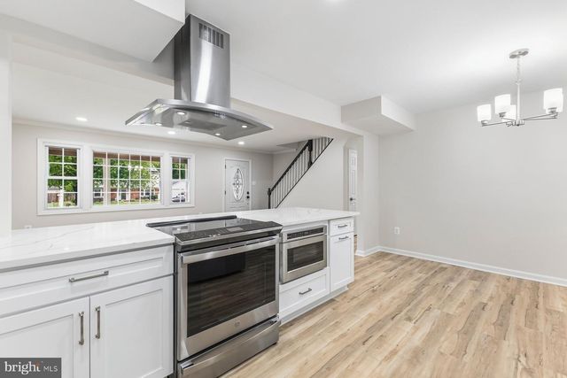 13117 MELVILLE LN, Fairfax, VA 22033