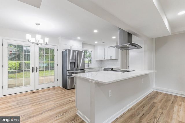 13117 MELVILLE LN, Fairfax, VA 22033