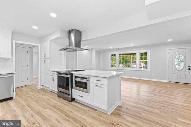 13117 MELVILLE LN, Fairfax, VA 22033