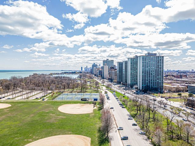 3750 N Lake Shore Drive 2C, Chicago, IL 60613