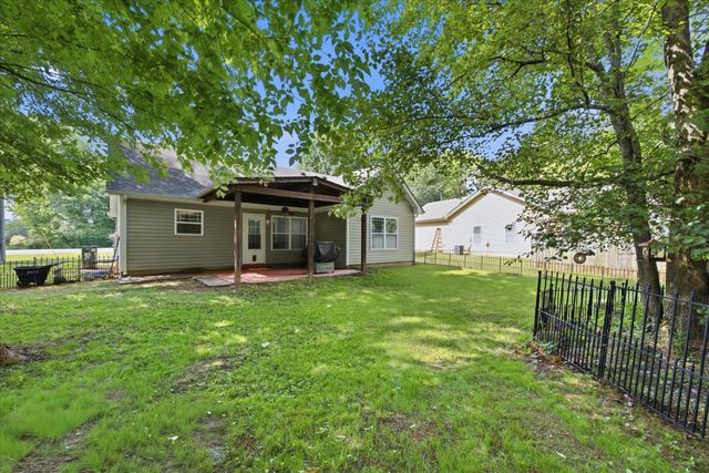 808 Dunbar Cave Rd, Clarksville, TN 37043