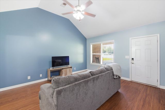 808 Dunbar Cave Rd, Clarksville, TN 37043