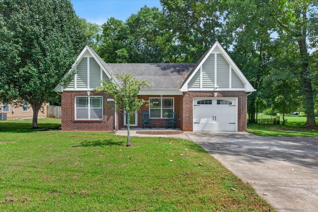 808 Dunbar Cave Rd, Clarksville, TN 37043
