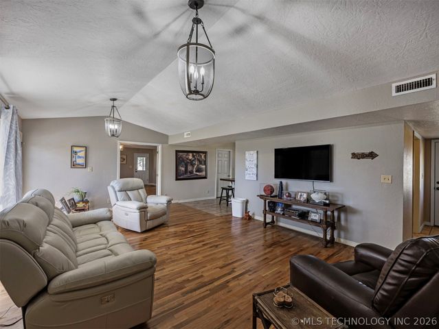 9988 E Northlea, Claremore, OK 74017