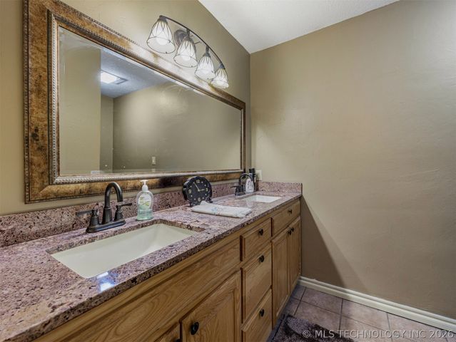 9988 E Northlea, Claremore, OK 74017