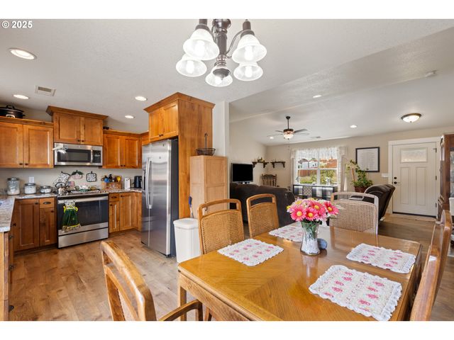 700 Se TOKAY St, Winston, OR 97496