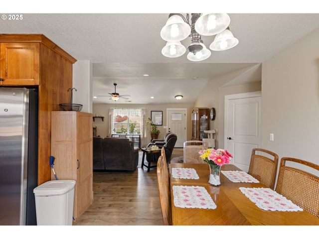 700 Se TOKAY St, Winston, OR 97496