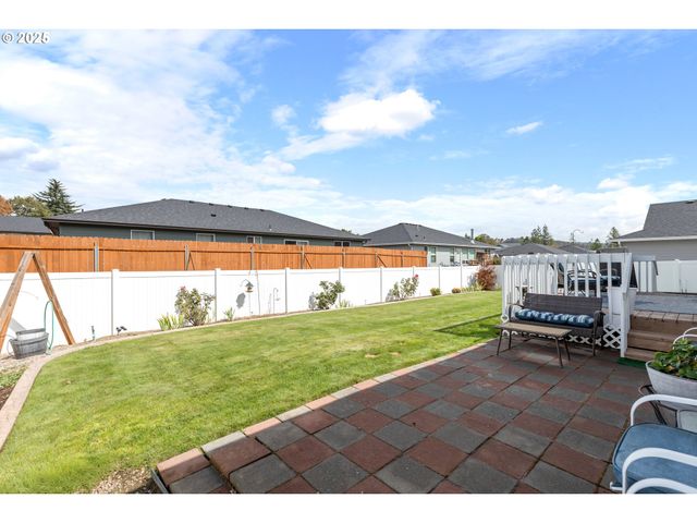 700 Se TOKAY St, Winston, OR 97496