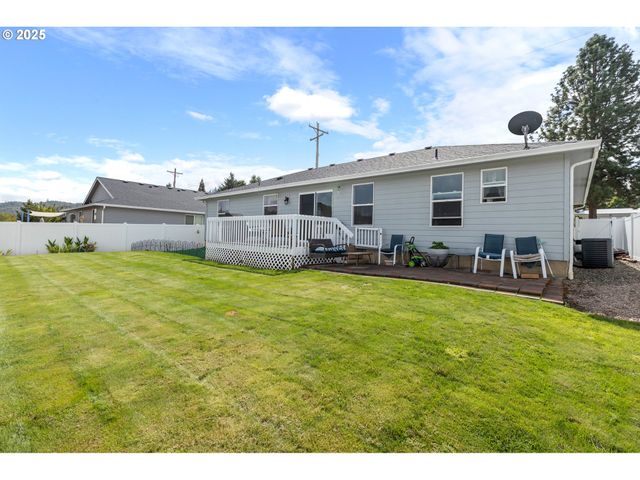 700 Se TOKAY St, Winston, OR 97496