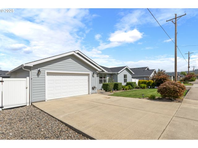 700 Se TOKAY St, Winston, OR 97496