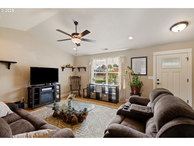 700 Se TOKAY St, Winston, OR 97496