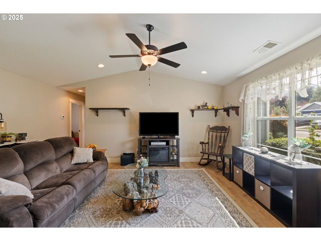 700 Se TOKAY St, Winston, OR 97496