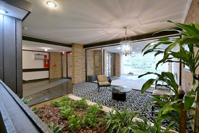 360 Claymoor Avenue 2E, Hinsdale, IL 60521