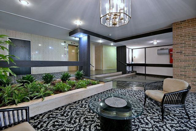 360 Claymoor Avenue 2E, Hinsdale, IL 60521