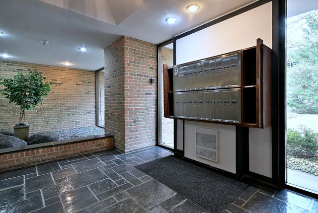 360 Claymoor Avenue 2E, Hinsdale, IL 60521