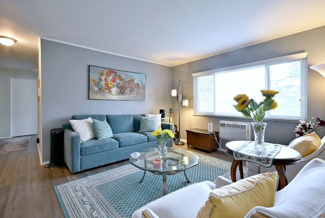 360 Claymoor Avenue 2E, Hinsdale, IL 60521