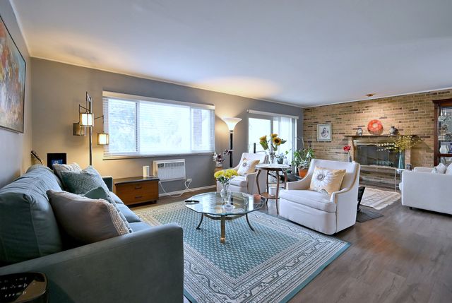 360 Claymoor Avenue 2E, Hinsdale, IL 60521