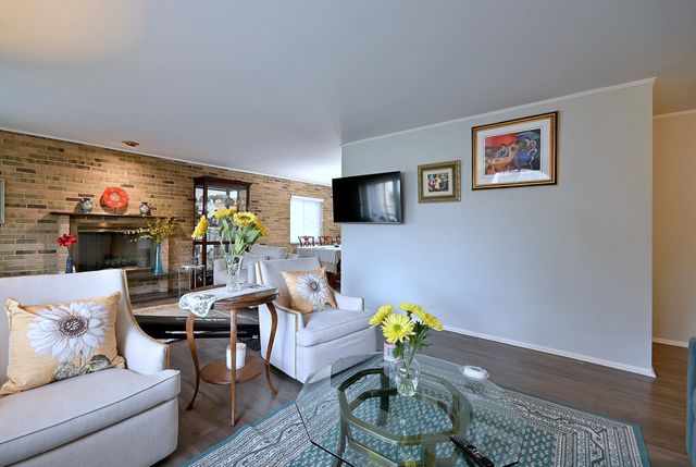 360 Claymoor Avenue 2E, Hinsdale, IL 60521