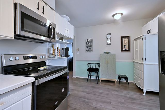 360 Claymoor Avenue 2E, Hinsdale, IL 60521