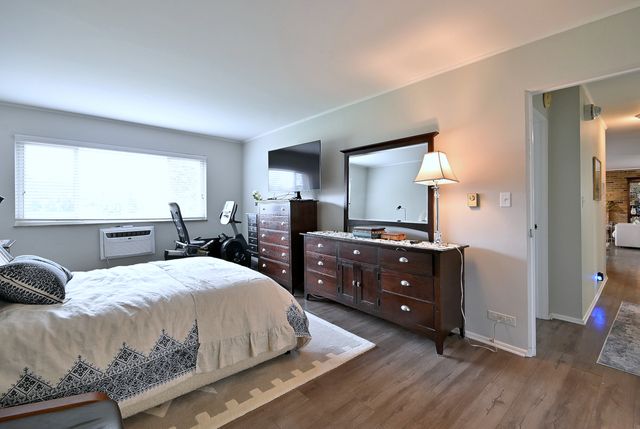 360 Claymoor Avenue 2E, Hinsdale, IL 60521