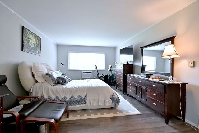 360 Claymoor Avenue 2E, Hinsdale, IL 60521