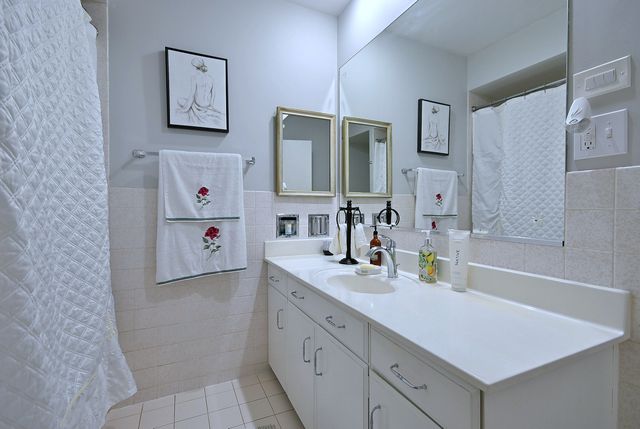 360 Claymoor Avenue 2E, Hinsdale, IL 60521