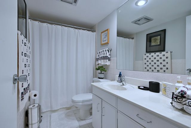 360 Claymoor Avenue 2E, Hinsdale, IL 60521