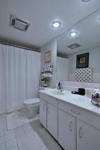 360 Claymoor Avenue 2E, Hinsdale, IL 60521