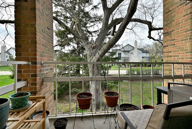 360 Claymoor Avenue 2E, Hinsdale, IL 60521