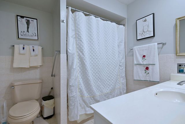 360 Claymoor Avenue 2E, Hinsdale, IL 60521