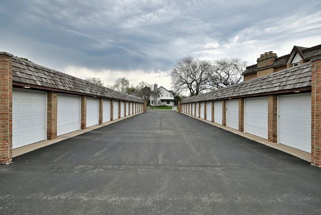 360 Claymoor Avenue 2E, Hinsdale, IL 60521